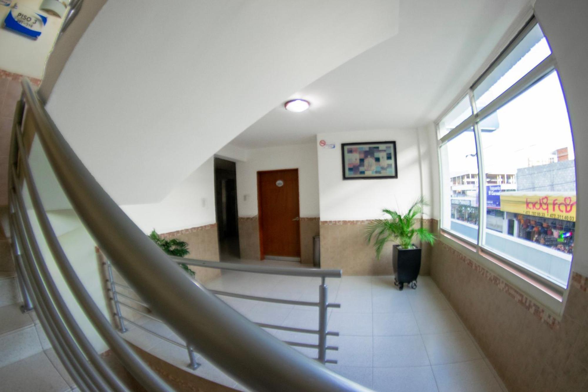 Hotel Niza Zona Piel 莱昂 外观 照片