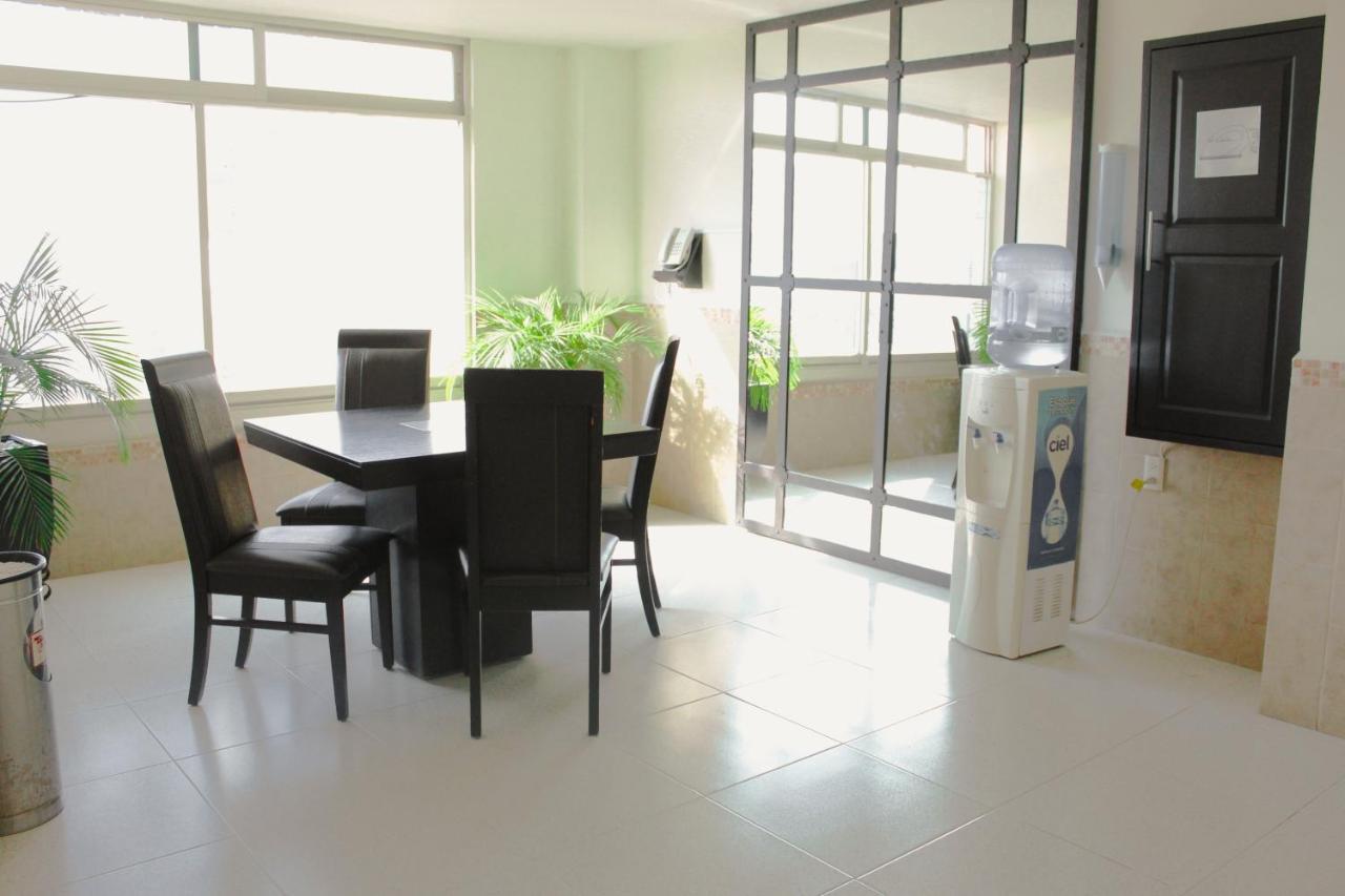 Hotel Niza Zona Piel 莱昂 外观 照片